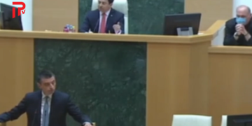 გიორგი გახარიას რეაქცია, როცა პარლამენტში პრემიერის სიტყვით გამოსვლამდე ხმაური იყო