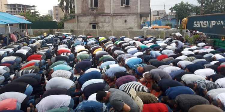 მუსლიმმა მრევლმა ყურბა-ბაირამის ლოცვა ღია ცის ქვეშ შეასრულა