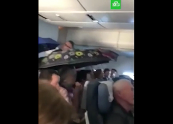 კადრები ხაბაროვსკი-სოჭის რეისიდან – წვიმა თვითმფრინავის სალონში და ქოლგიანი მგზავრები