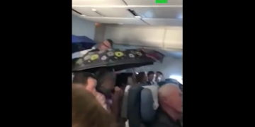 კადრები ხაბაროვსკი-სოჭის რეისიდან – წვიმა თვითმფრინავის სალონში და ქოლგიანი მგზავრები