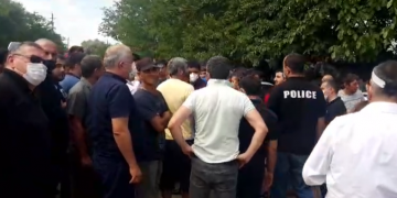 “კორონავირუსის არსებობის არ გვჯერა” – ყარაჯალარის მოსახლეობა აქციას მართავს