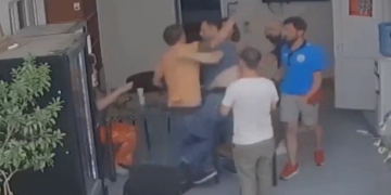 აჭარის ტელევიზიის თანამშრომლები ერთმანეთს ფიზიკურად დაუპირისპირდნენ