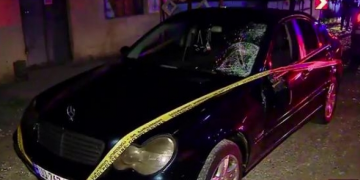 ბავშვს, რომელიც ნასვამმა პოლიციელმა ავტომობილით იმსხვერპლა, გზის მეორე მხარეს დედა ელოდებოდა – კადრები უბედურების ადგილიდან