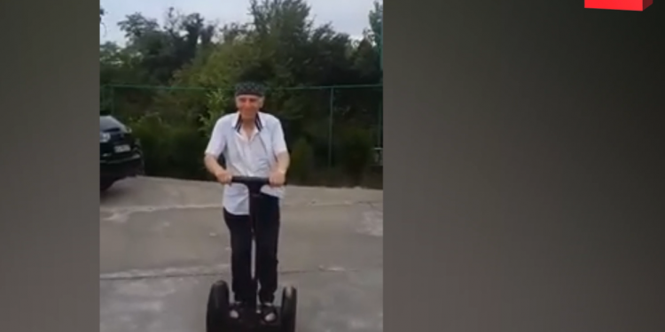 89 წლის ბავშვთა ფსიქოლოგი შალვა ამონაშვილი ჰოვერბორდზე