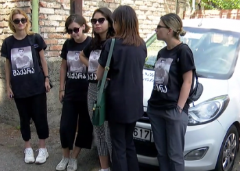 გიორგი შაქარაშვილის მეგობრები დაკავებული არასრულწლოვნების სასამართლო პროცესზე მივიდნენ