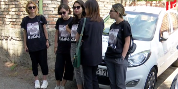 გიორგი შაქარაშვილის მეგობრები დაკავებული არასრულწლოვნების სასამართლო პროცესზე მივიდნენ