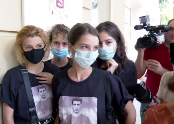 გიორგი შაქარაშვილის მეგობრები დაკავებული 11 პირის სასამართლო პროცესზე მივიდნენ