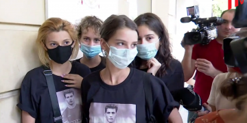 გიორგი შაქარაშვილის მეგობრები დაკავებული 11 პირის სასამართლო პროცესზე მივიდნენ