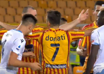 ლაციოს ფეხბურთელმა ლეჩეს მოთამაშეს უკბინა