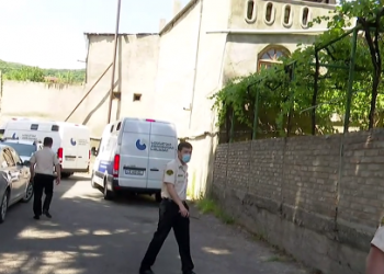 გიორგი შაქარაშვილის საქმეზე დაკავებულები მცხეთის სასამართლოში მიიყვანეს – კადრები ადგილიდან