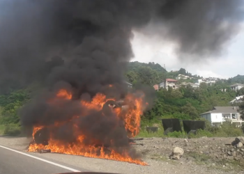 მძიმე ავარია ბათუმთან – ავტომობილი ჯერ ამოტრიალდა შემდეგ კი მთლიანად დაიწვა