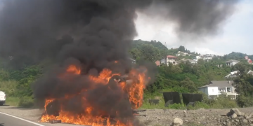 მძიმე ავარია ბათუმთან – ავტომობილი ჯერ ამოტრიალდა შემდეგ კი მთლიანად დაიწვა