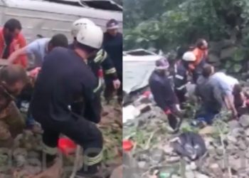 კადრებში ჩანს, როგორ ცდილობენ ადგილობრივები მგზავრების გადარჩენას – ავტოკატასტროფა შატილში