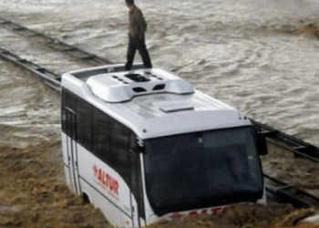 წყალდიდობა თურქეთში, რომელმაც მანქანები, შენობები და ქუჩები გაანადგურა