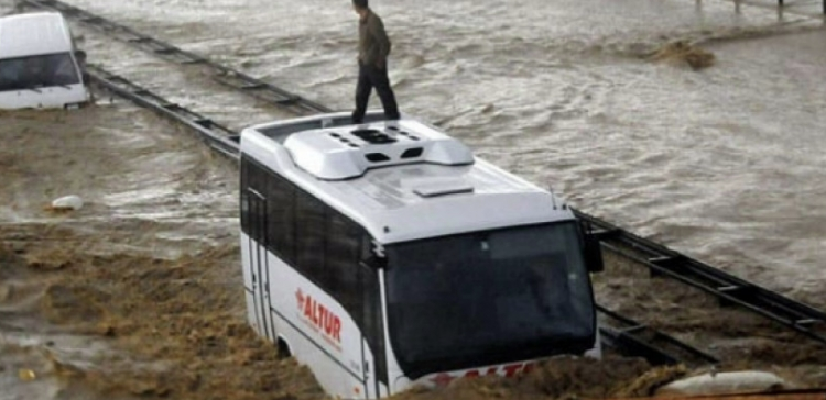 წყალდიდობა თურქეთში, რომელმაც მანქანები, შენობები და ქუჩები გაანადგურა