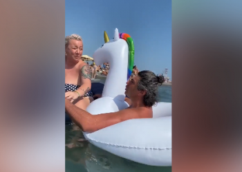 სერია N2 – თეონა კონტრიძე და ნიკოლოზ ცისკარიძე მღერიან ზღვაში [ვიდეო]