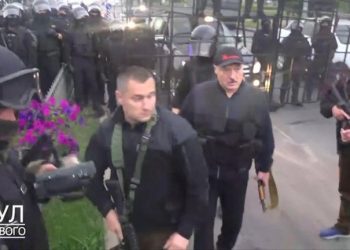 ლუკაშენკო მინსკში იარაღით გამოჩნდა – კადრები ბელარუსიდან