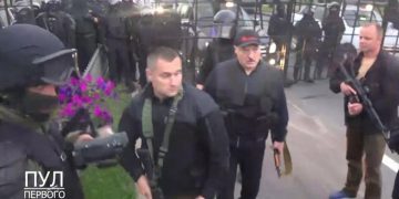 ლუკაშენკო მინსკში იარაღით გამოჩნდა – კადრები ბელარუსიდან