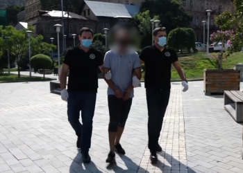 პირი, რომელიც ორ ტრანსგენდერ ქალს ფიზიკურად გაუსწორდა დაკავებულია