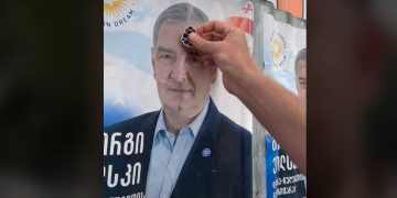 ზურაბ ჯაფარიძემ გია ვოლსკის „გირჩის“ სტიკერი მიაკრა – მაჟორიტარობის კანდიდატის სახალისო TikTok