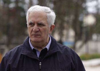 „ჩემს შვილიშვილებს ჰგონიათ, რომ მე არ ვუშვებ სკოლაში“