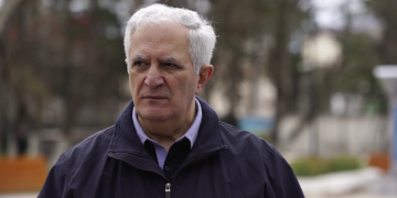 „ჩემს შვილიშვილებს ჰგონიათ, რომ მე არ ვუშვებ სკოლაში“