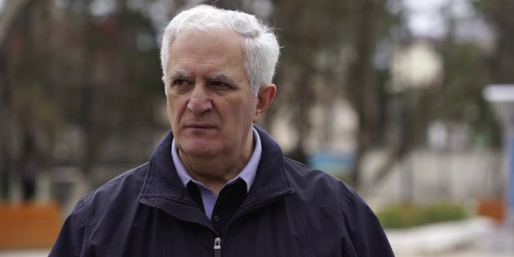 „ჩემს შვილიშვილებს ჰგონიათ, რომ მე არ ვუშვებ სკოლაში“