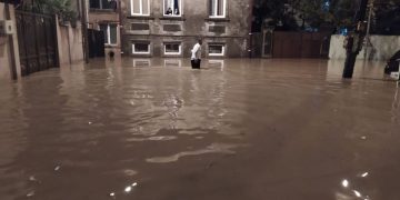 დატბორილი სახლები სარდაფები და ქუჩები ბათუმში (ვიდეო)