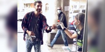 ყვავილები, ღიმილი, ჩვენ და სამყარო – მოქალაქემ პატრულის თანამშრომელს ვარდი აჩუქა