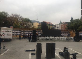 „ქართული ოცნების“ ოფისთან სცენას აწყობენ