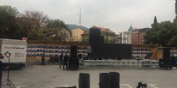 „ქართული ოცნების“ ოფისთან სცენას აწყობენ