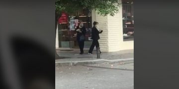 გავრცელდა კადრები, სადაც ჩანს რომ „ნაცმოძრაობის“ დეპუტატი ქუჩაში ცდილობს ამომრჩევლის მოსყიდვას