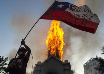 ჩილეში აქციის მონაწილეებმა ორი ეკლესია დაწვეს