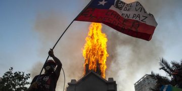 ჩილეში აქციის მონაწილეებმა ორი ეკლესია დაწვეს