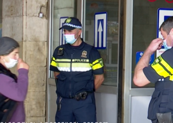 რა ხდებოდა დღეს თბილისის მეტროსადგურებთან მას შემდეგ, რაც პატრულმა პირბადის ტარებაზე კონტროლი დაიწყო