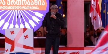 ბუბა კიკაბიძემ აქციის მონაწილეებისთვის სიმღერა „სადღეგრძელო“ შეასრულა