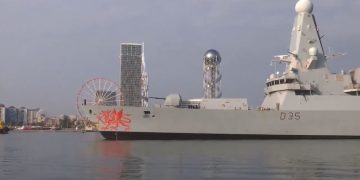 ბათუმის პორტში ბრიტანული ხომალდი HMS DRAGON შემოვიდა
