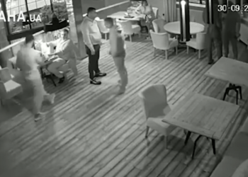 VIDEO: მიხეილ სააკაშვილს რესტორანში შეირაღებული მამაკაცი თავს დაესხა