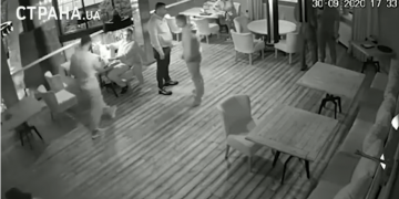 VIDEO: მიხეილ სააკაშვილს რესტორანში შეირაღებული მამაკაცი თავს დაესხა