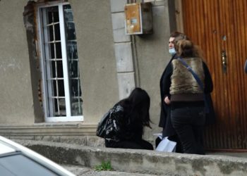 ახალციხის მე-2 საარჩევნო უბანთან აგიტატორები ამომრჩევლებს აღრიცხავენ