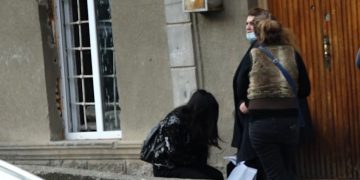 ახალციხის მე-2 საარჩევნო უბანთან აგიტატორები ამომრჩევლებს აღრიცხავენ