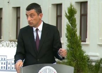 ამ წუთებში გიორგი გახარია ჟურნალისტების კითხვებს პასუხობს