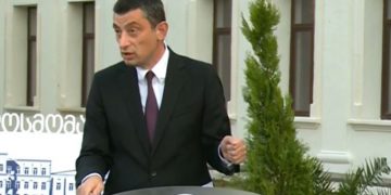 ამ წუთებში გიორგი გახარია ჟურნალისტების კითხვებს პასუხობს
