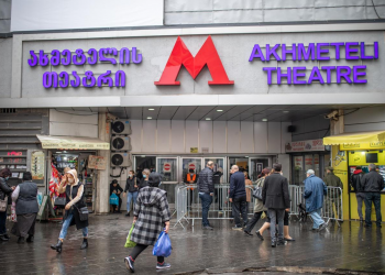 რა ხდება მეტროსადგურებთან, სადაც მგზავრთა შესვლა რიგით კონტროლდება