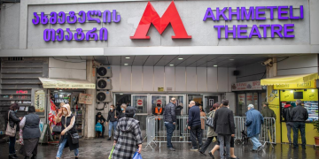 რა ხდება მეტროსადგურებთან, სადაც მგზავრთა შესვლა რიგით კონტროლდება