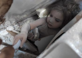 იზმირში, მიწისძვრიდან 91 საათში კიდევ ერთი ბავშვი ნანგრევებიდან ცოცხალი ამოიყვანეს