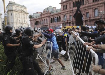 მარადონასთან გამოსამშვიდობებლად მისული გულშემატკივარი ცრემლსადენი გაზით და რეზინის ტყვიებით დაშალეს