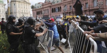 მარადონასთან გამოსამშვიდობებლად მისული გულშემატკივარი ცრემლსადენი გაზით და რეზინის ტყვიებით დაშალეს