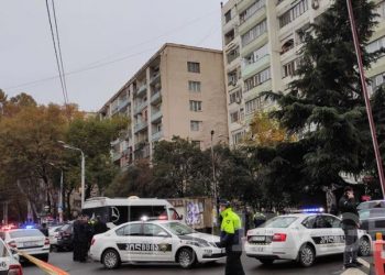 Live: წერეთელზე შეიარაღებული პირი მიკროსაფინანსო ორგანიზაციაში შეიჭრა
