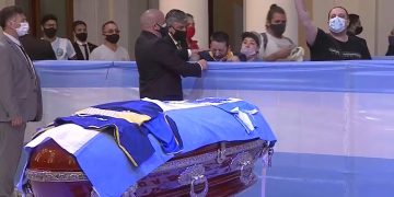 როგორ ემშვიდობებიან არგენტინელები მარადონას